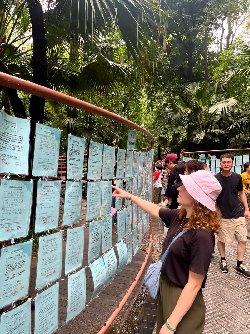 Un mur couvert de plaques de vœux