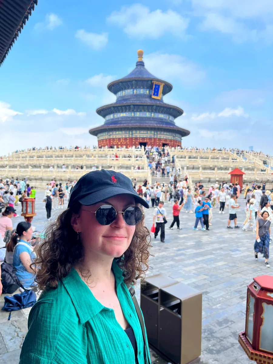 Sophie devant le Temple du Ciel à Pékin