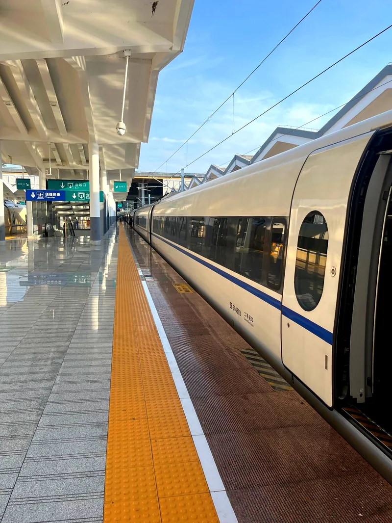 Train à grande vitesse à quai dans une gare